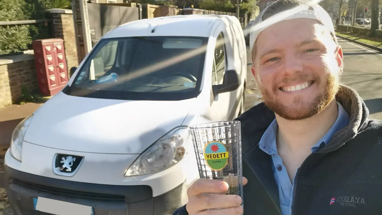 Vidéo : “Je suis passé d’un verre à bière à une voiture grâce au troc”