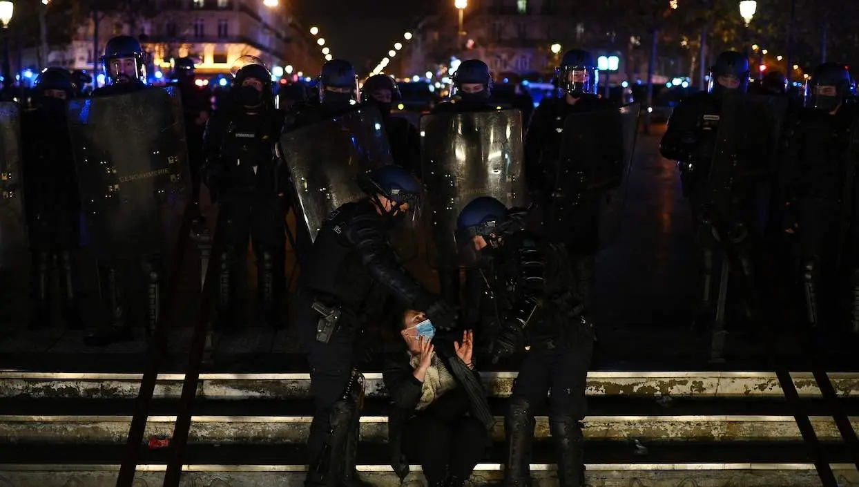 Manifestation à Paris : lycéens, journalistes… des dizaines d'”arrestations arbitraires”