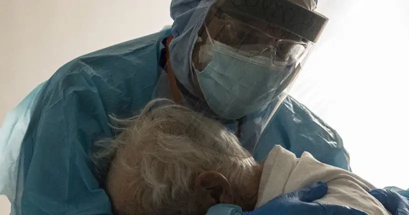 L’histoire derrière la photo d’un médecin enlaçant un malade âgé qui a bouleversé la Toile