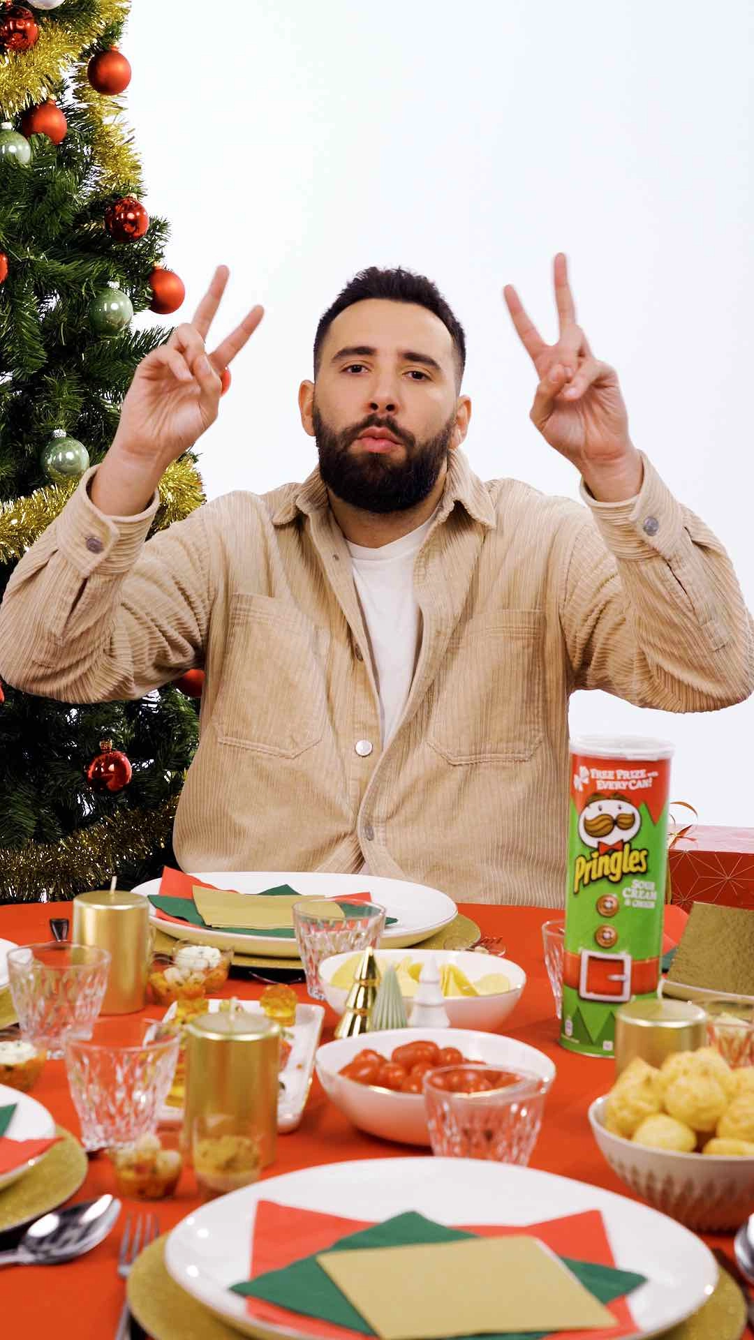 Vidéo : Anis nous donne les meilleures punchlines à avoir lors de son apéro de Noël