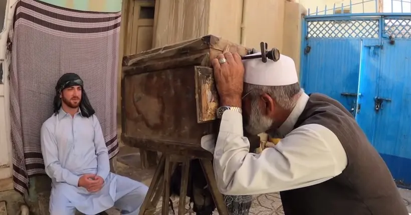 En Afghanistan, ce photographe tire le portrait de passants avec un appareil centenaire