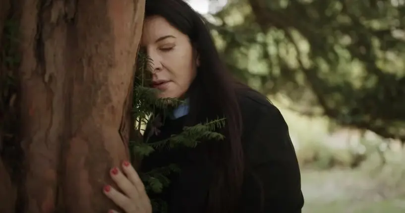L’artiste Marina Abramović vous apprend à communier avec un arbre pour “guérir de 2020”