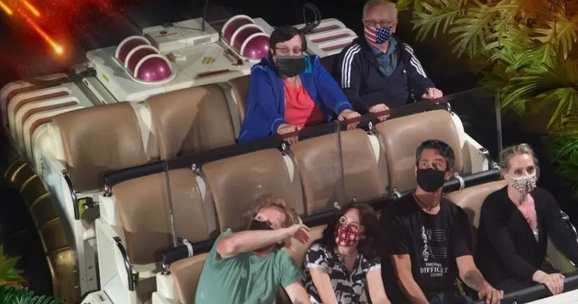 Pourquoi Disney World photoshope-t-il des masques sur le visage des touristes ?