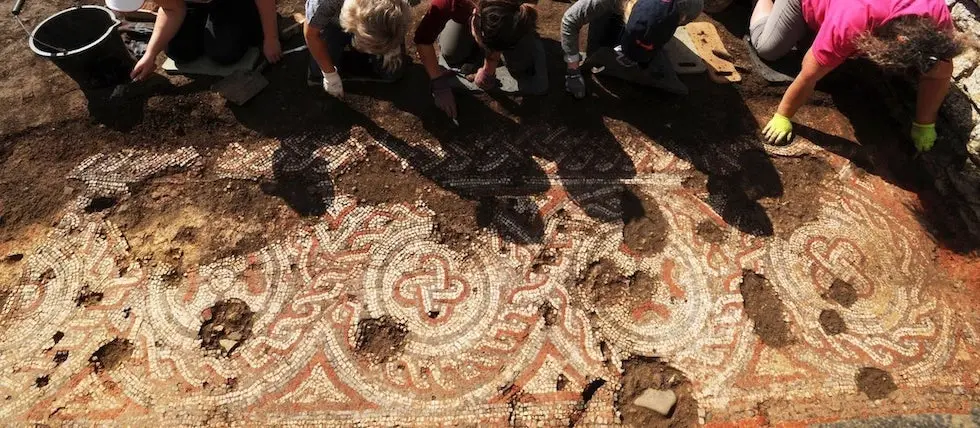 Une grande mosaïque exhumée en Grande-Bretagne excite les archéologues