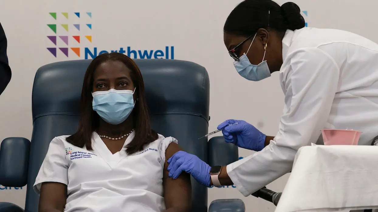 Une soignante new-yorkaise, première personne vaccinée contre le Covid-19 aux États-Unis