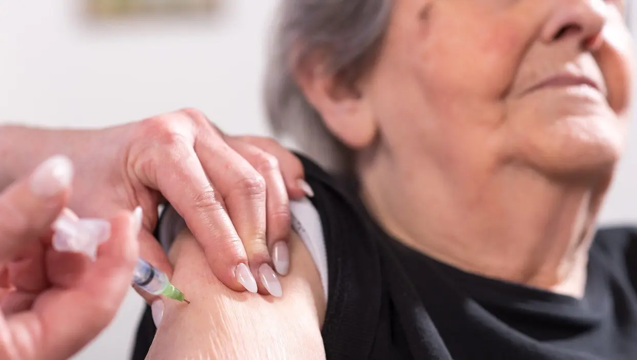 Grande-Bretagne : la campagne de vaccination a commencé avec Margaret, 90 ans