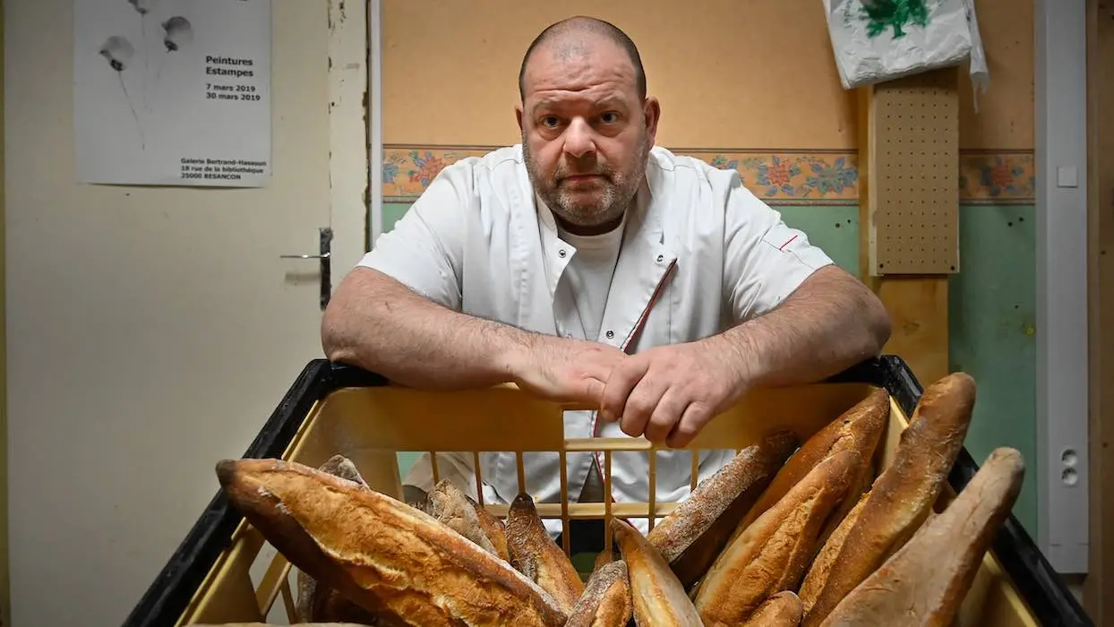 Le boulanger en grève de la faim contre l’expulsion de son apprenti conduit aux urgences