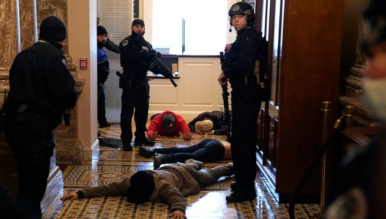 Décès, couvre-feu, stupeur internationale : retour sur l’invasion du Capitole hier