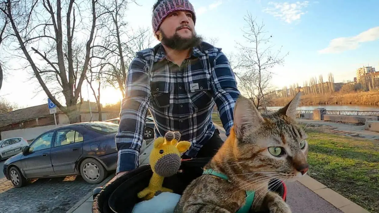 Vidéo : “Je fais le tour du monde à vélo avec mon chat”
