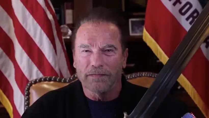 Vidéo : Arnold Schwarzenegger ressort l’épée de Conan pour défendre la démocratie