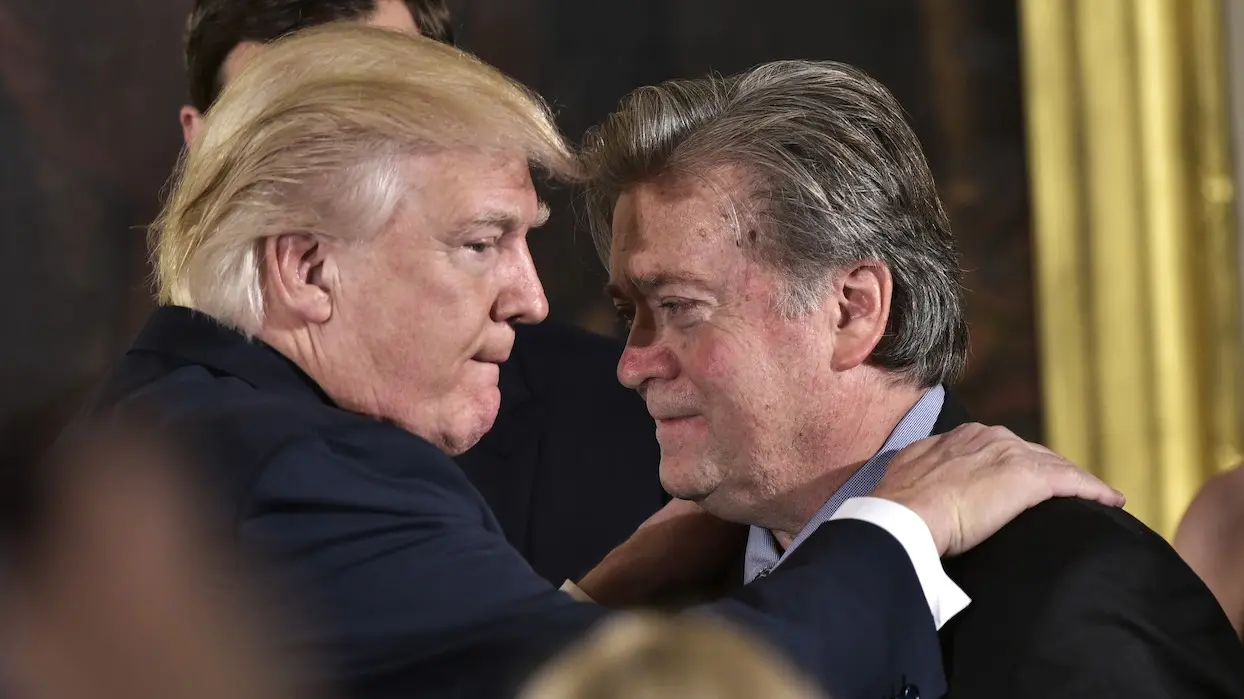 Avant son départ, Donald Trump gracie 73 personnes, dont Steve Bannon