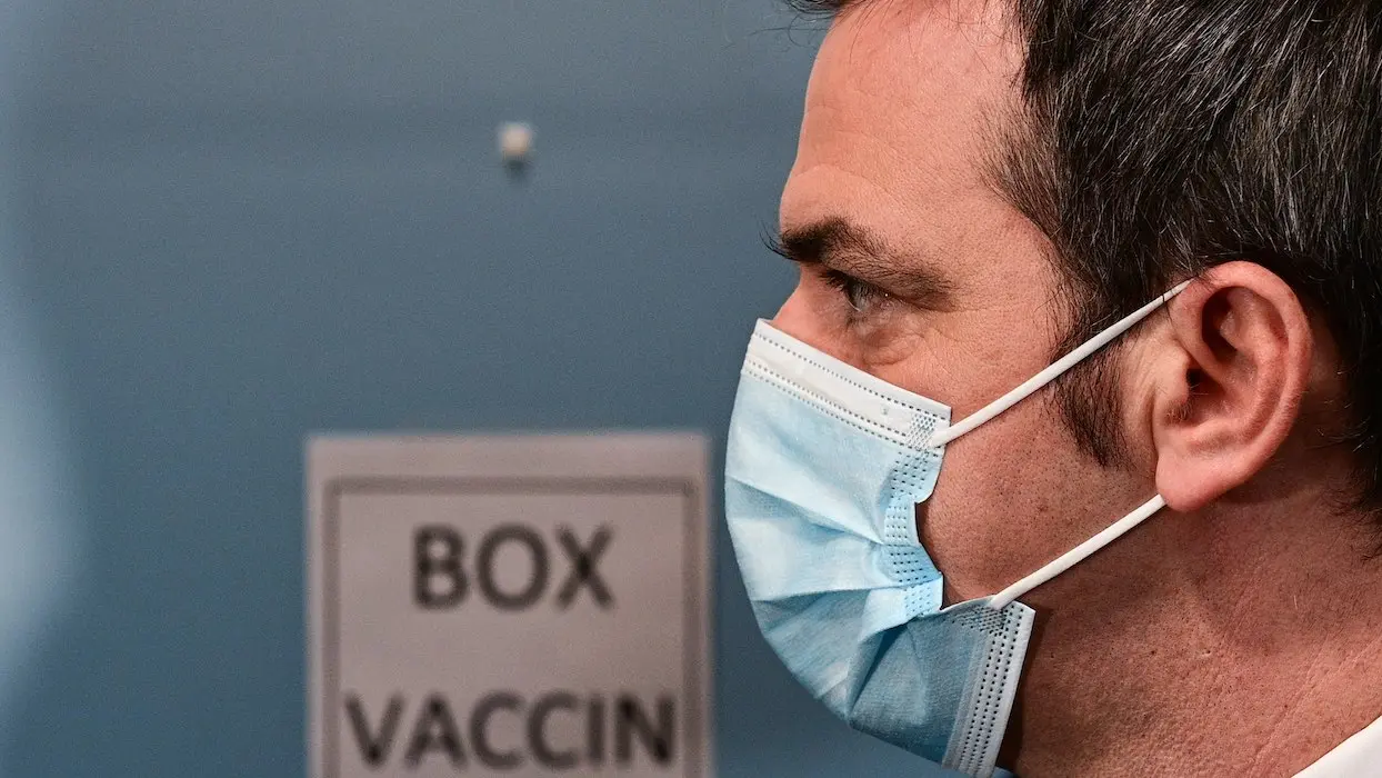 Le vaccin ouvert aux plus de 75 ans dès fin janvier, annonce Olivier Véran