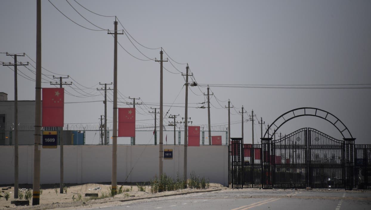 <p>31 mai 2019. Drapeaux chinois sur la route de ce qui est pointé du doigt comme étant un camp de rééducation du Xinjiang. © GREG BAKER / AFP</p>
