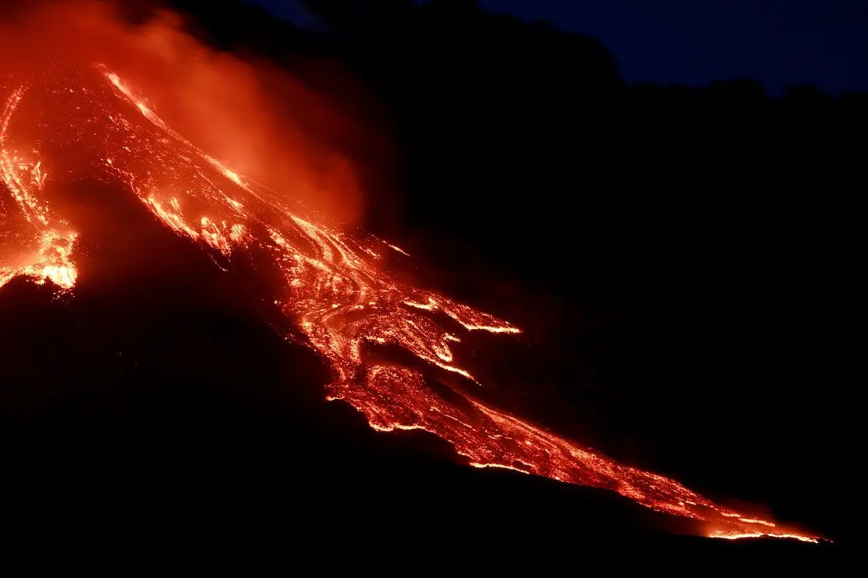 En images : la spectaculaire éruption de l’Etna, qui a provoqué une pluie de pierres