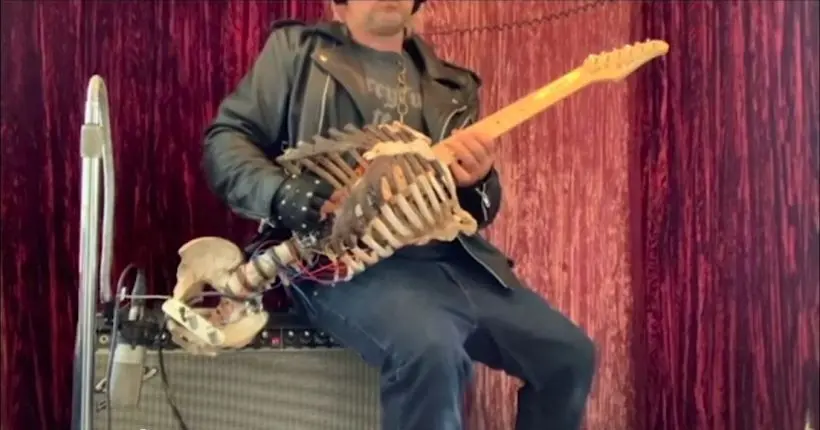 WTF : il construit une guitare avec le squelette de son oncle mort il y a plus de 20 ans