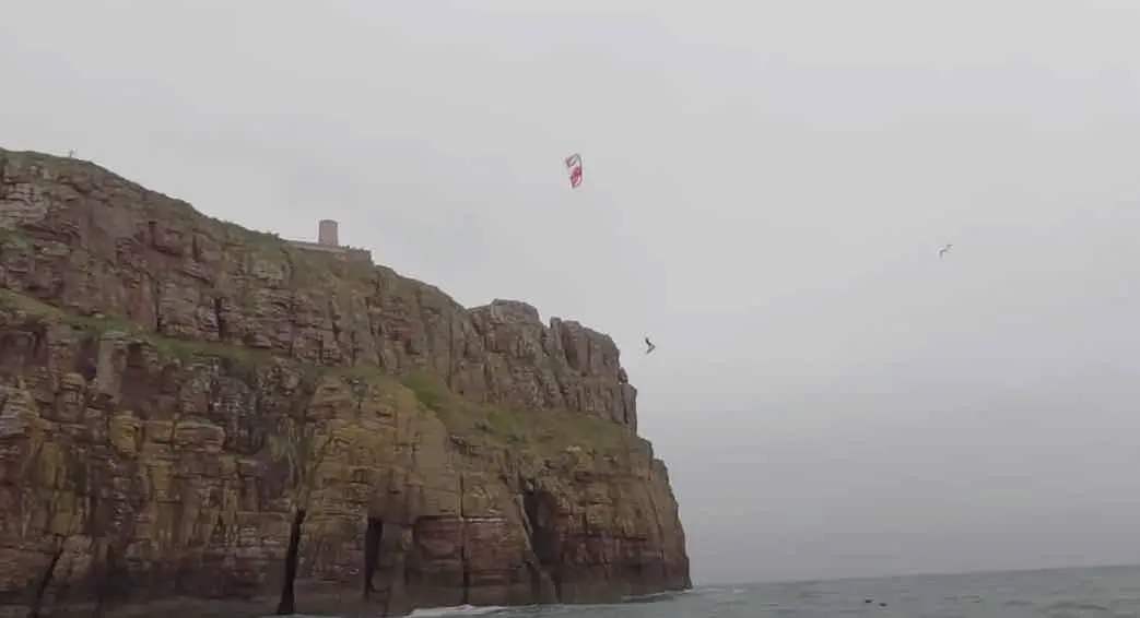 Vidéo : un kitesurfeur breton se lance de la vertigineuse falaise du Cap Fréhel