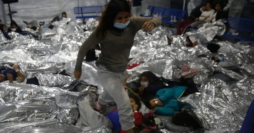 Texas : les images frappantes d’enfants entassés dans un centre pour migrants