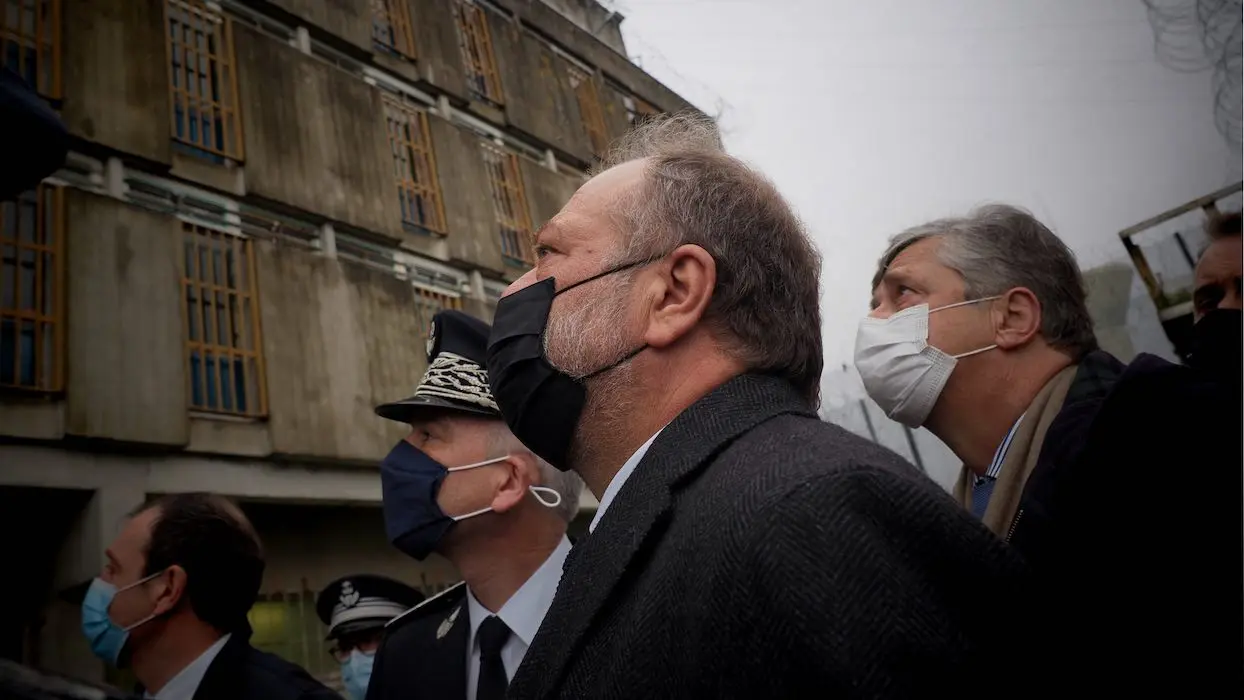 En France, 849 détenus dorment sur un matelas à même le sol selon Éric Dupond-Moretti