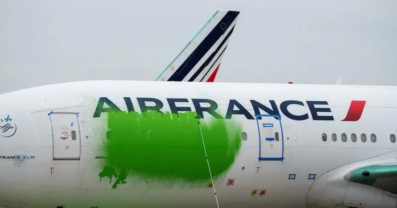 Roissy : des militants de Greenpeace repeignent un avion en vert