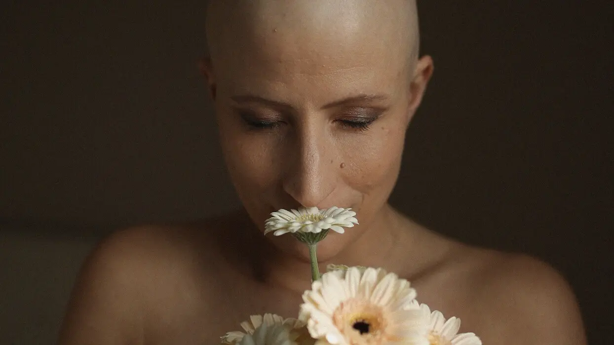 Vidéo : Caroline, 32 ans, veut changer le regard sur le cancer du sein