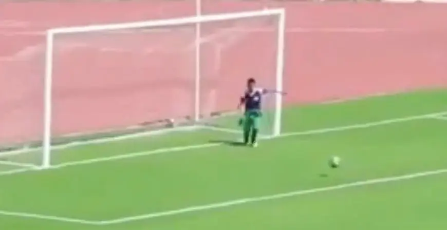 Vidéo : en Algérie, un ramasseur de balles arrête un but sur la ligne