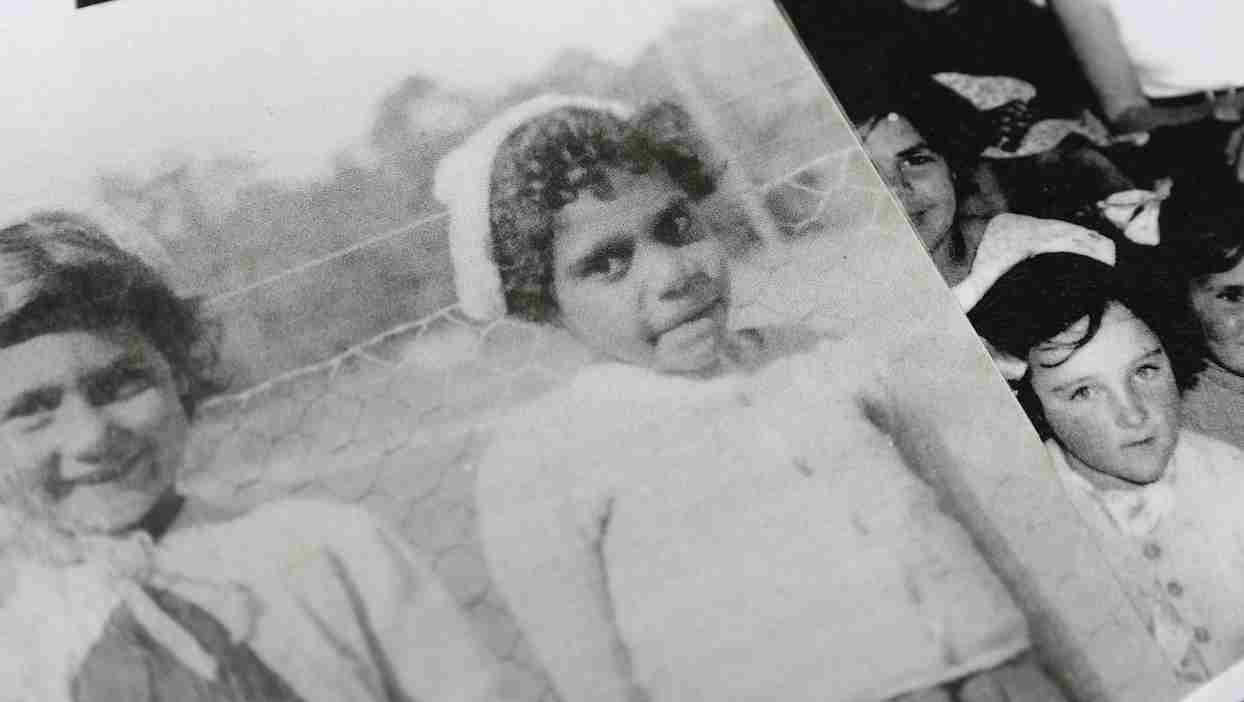 <p>Rita Wright, membre des &#8220;Stolen Generations&#8221;, est photographiée enfant après avoir été enlevée à sa famille, sur une photo à son domicile à Sydney, en Australie, le 19 janvier 2021. © REUTERS / Loren Elliott</p>
