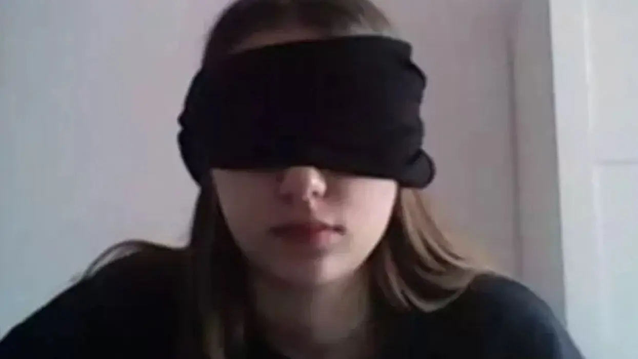 Italie : une élève forcée de se bander les yeux pour un examen en distanciel