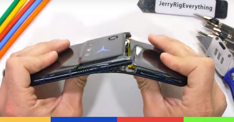 Vidéo : il casse un téléphone Lenovo comme un morceau de sucre, et c’est triste