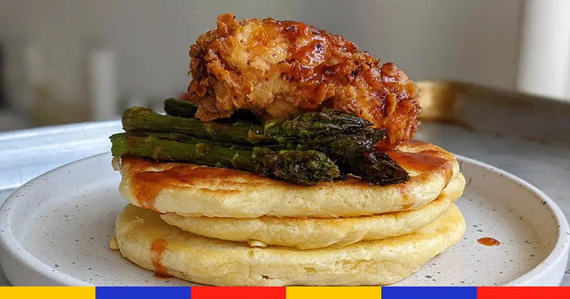 Tuto : pancakes moelleux, poulet et sirop d’érable épicé pour votre prochain brunch