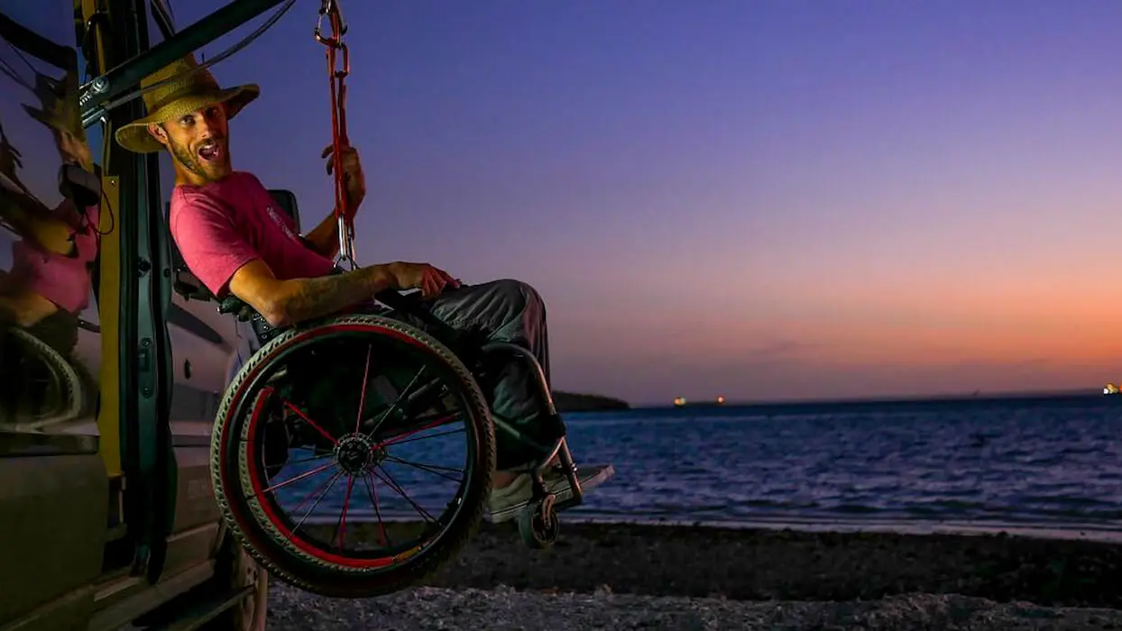 Vidéo : “Tétraplégique, je peux voyager grâce à mon van”