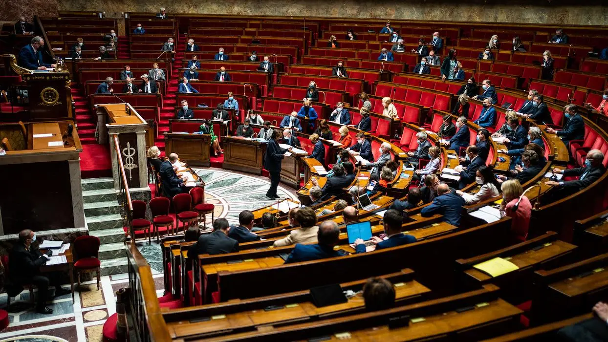 Covid-19 : l’Assemblée nationale a finalement voté le très controversé “pass sanitaire”