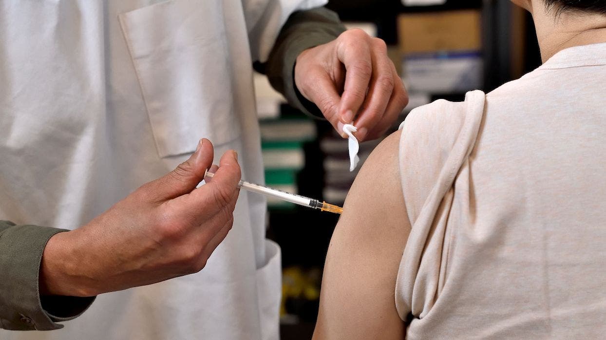 <p>Une infirmière injecte le vaccin Pfizer-BioNTech contre le Covid-19, le 6 mars 2021 à Paris. © Thierry Nectoux/Gamma-Rapho via Getty Images</p>
