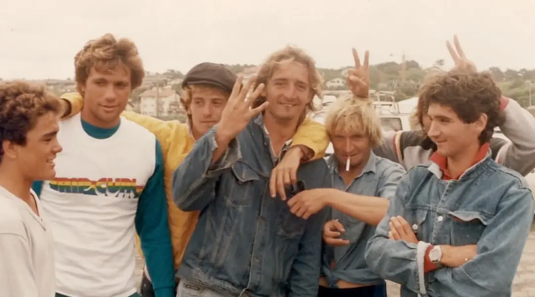 Biarritz Surf Gang : un docu revient sur les surfeurs “barjes” des années 80