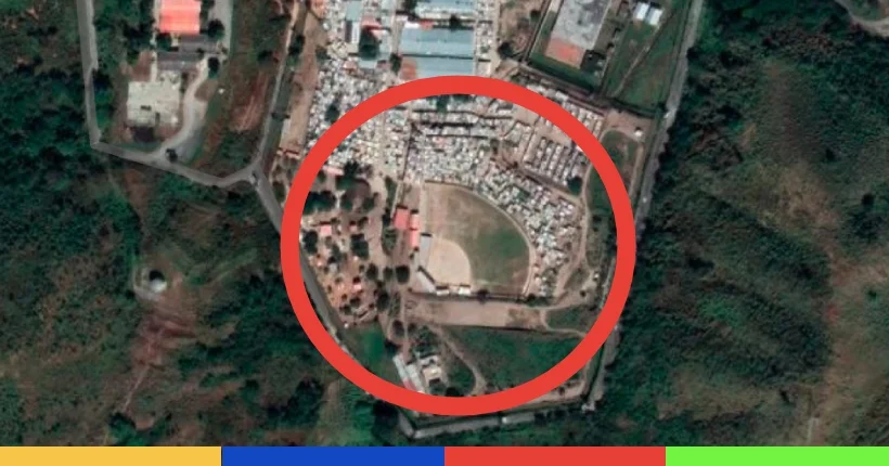 Quand Google Maps révèle un immense stade de baseball au milieu… d’une prison