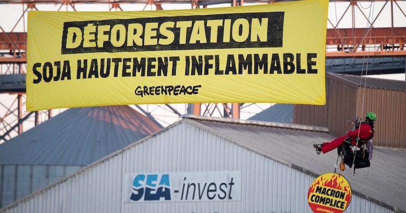 Des militants de Greenpeace bloquent un entrepôt de soja près de Saint-Nazaire