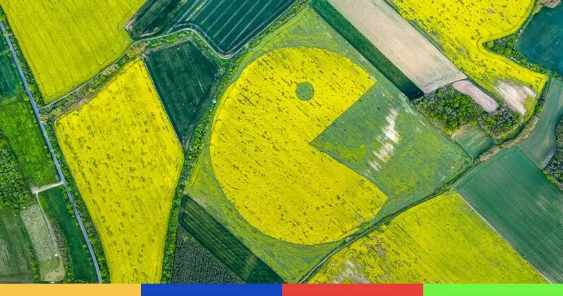 Un groupe d’artistes anarchistes a découpé un Pac-Man au milieu d’un champ