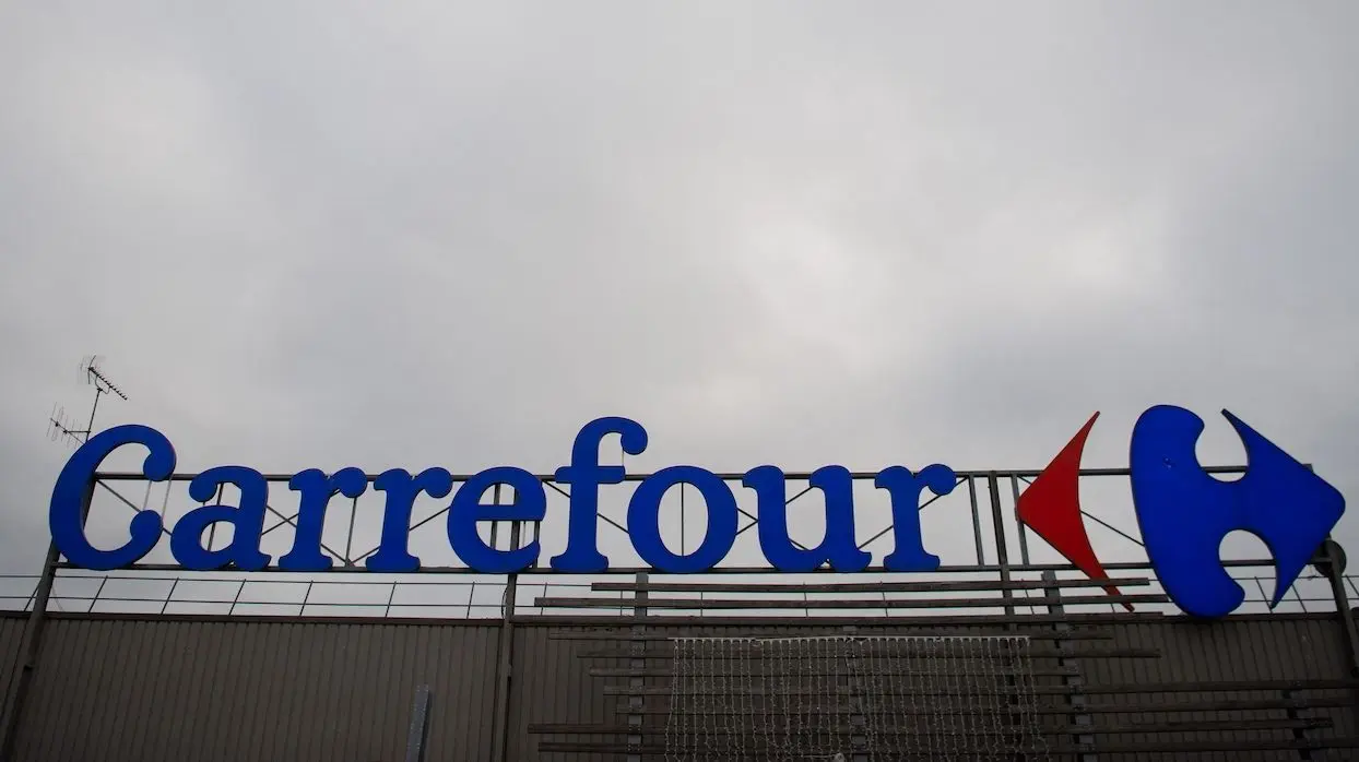 “Sale négresse” : Carrefour porte plainte après les injures racistes d’une de ses clientes