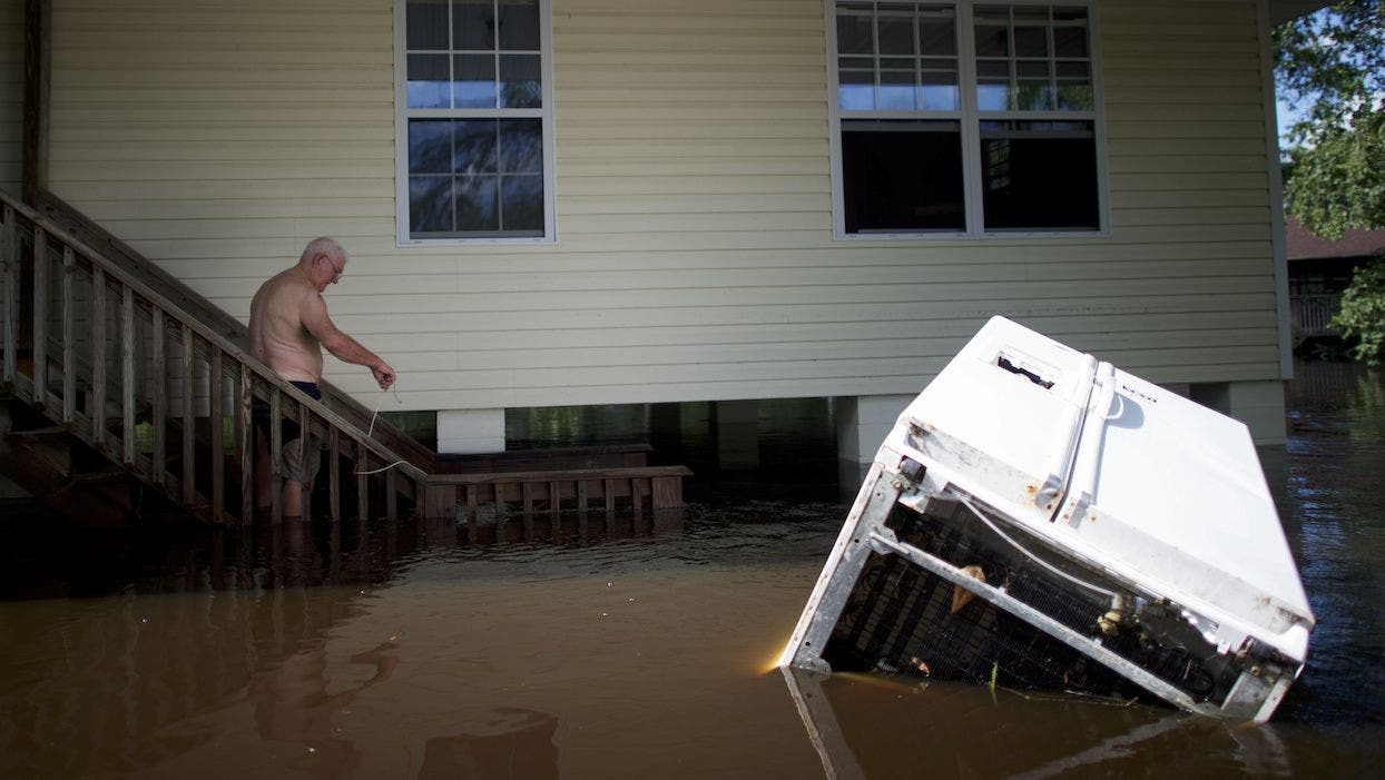 <p>Fred Broadqell, 80 ans, attache une corde entre son réfrigérateur et les marches de sa maison inondée après l&#8217;Ourgan Irma à Jacksonville, en Floride, le 12 septembre 2017. © REUTERS/Mark Makela</p>
