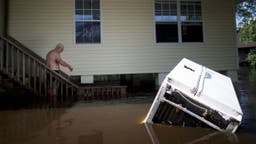 <p>Fred Broadqell, 80 ans, attache une corde entre son réfrigérateur et les marches de sa maison inondée après l&#8217;Ourgan Irma à Jacksonville, en Floride, le 12 septembre 2017. © REUTERS/Mark Makela</p>

