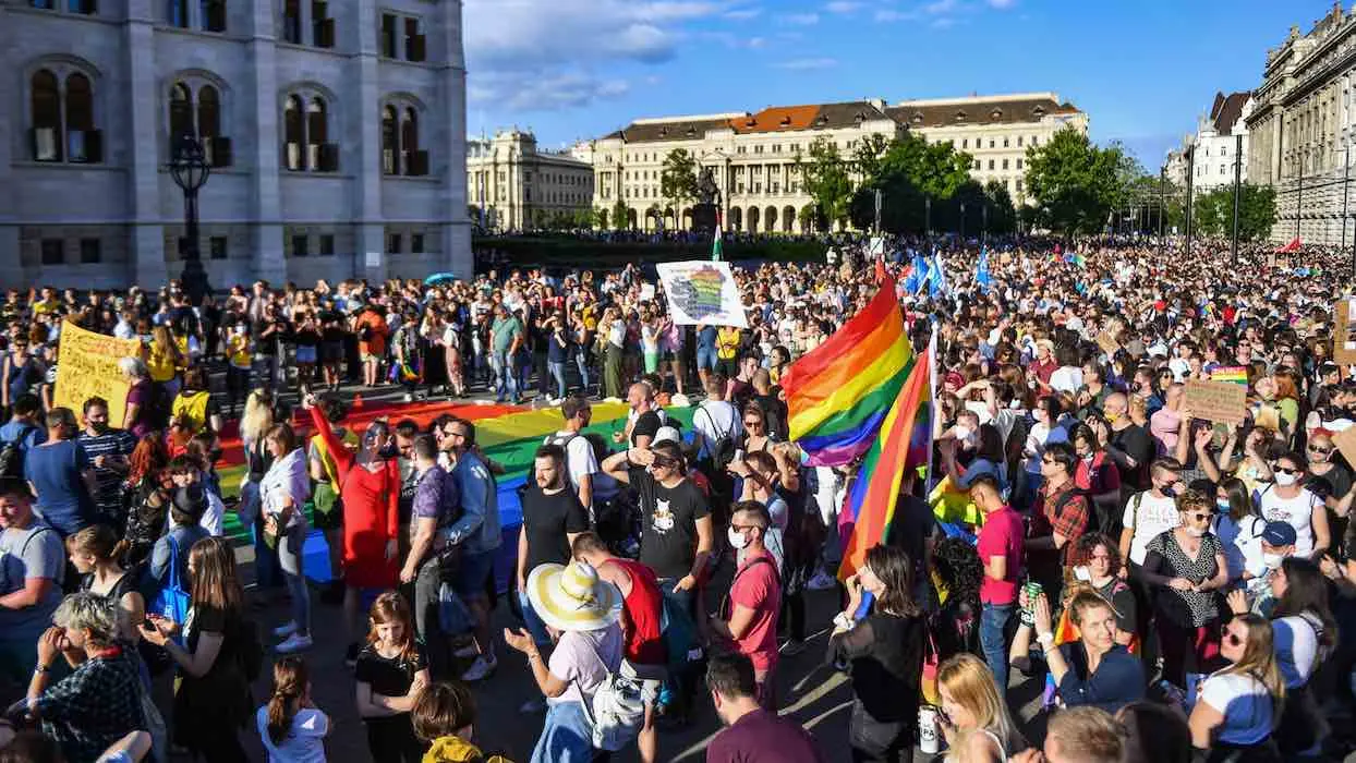 La Hongrie adopte une loi interdisant la “promotion” de l’homosexualité auprès des mineurs