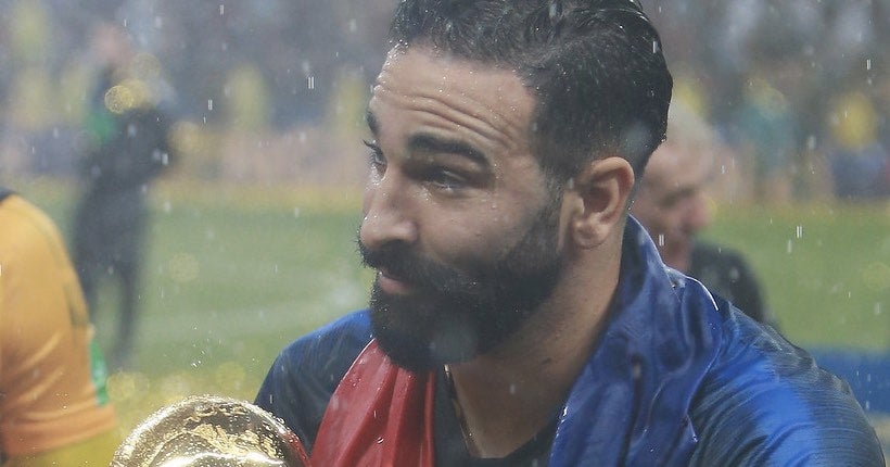 Football / Euro. Le champion du monde Adil Rami offre aux champions de  l'équipe de France 26 extincteurs !
