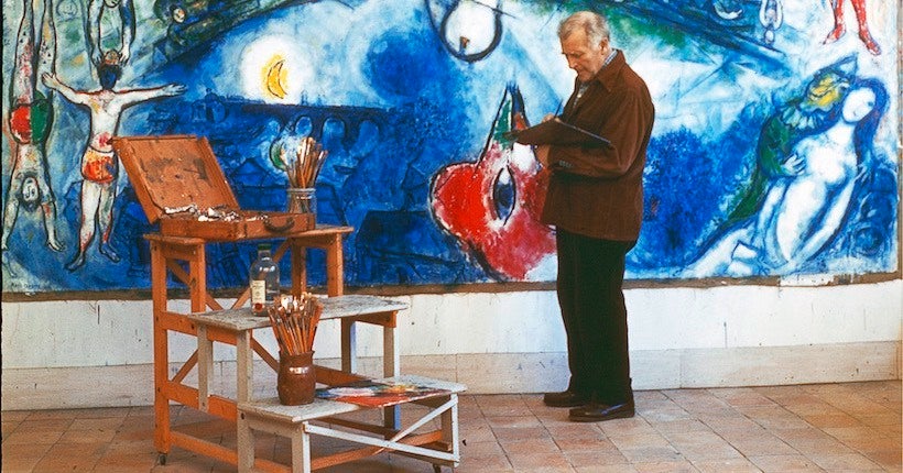 Pour rassembler les religions du monde, Marc Chagall réalisait des vitraux après la guerre