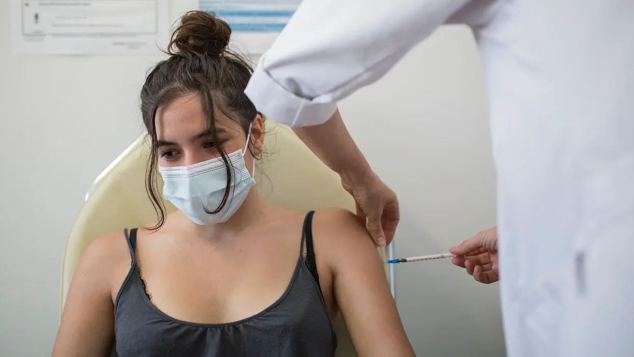 Covid : la Grèce offre un bon de 150 euros aux 18-25 ans en échange d’un vaccin