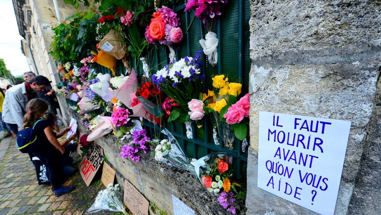 <p>Hommage devant le domicile bordelais de Sandra P, le 4 juillet 2021. © MEHDI FEDOUACH / AFP</p>
