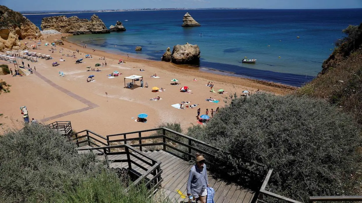 Vacances : le gouvernement déconseille aux Français de se rendre en Espagne et au Portugal
