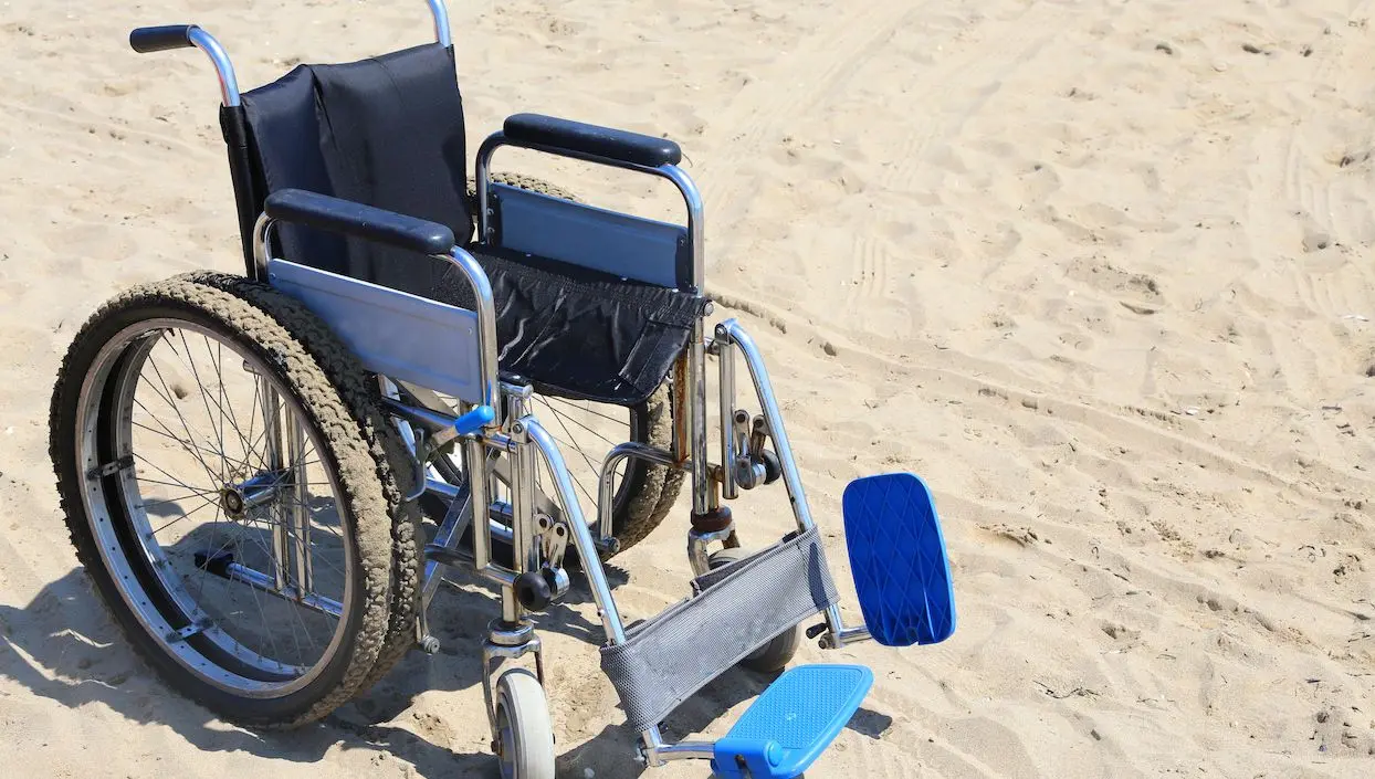 Témoignage : la plage en fauteuil roulant, c’est épuisant