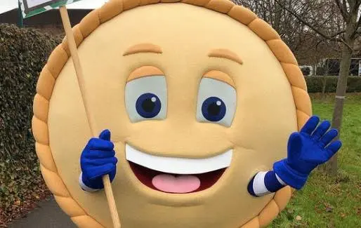 Qui veut être “Crusty la tourte”, la nouvelle mascotte de Wigan ?