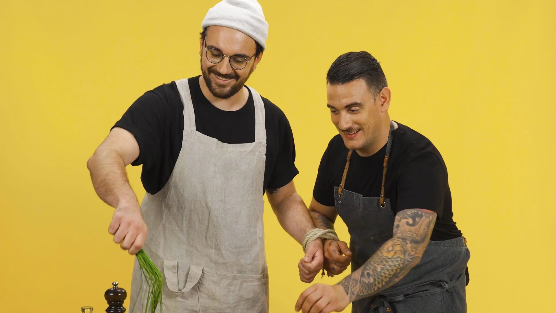 Vidéo : Les recettes serrées : La cuisine crée des liens avec Arnaud Baptiste et Whoogy’s