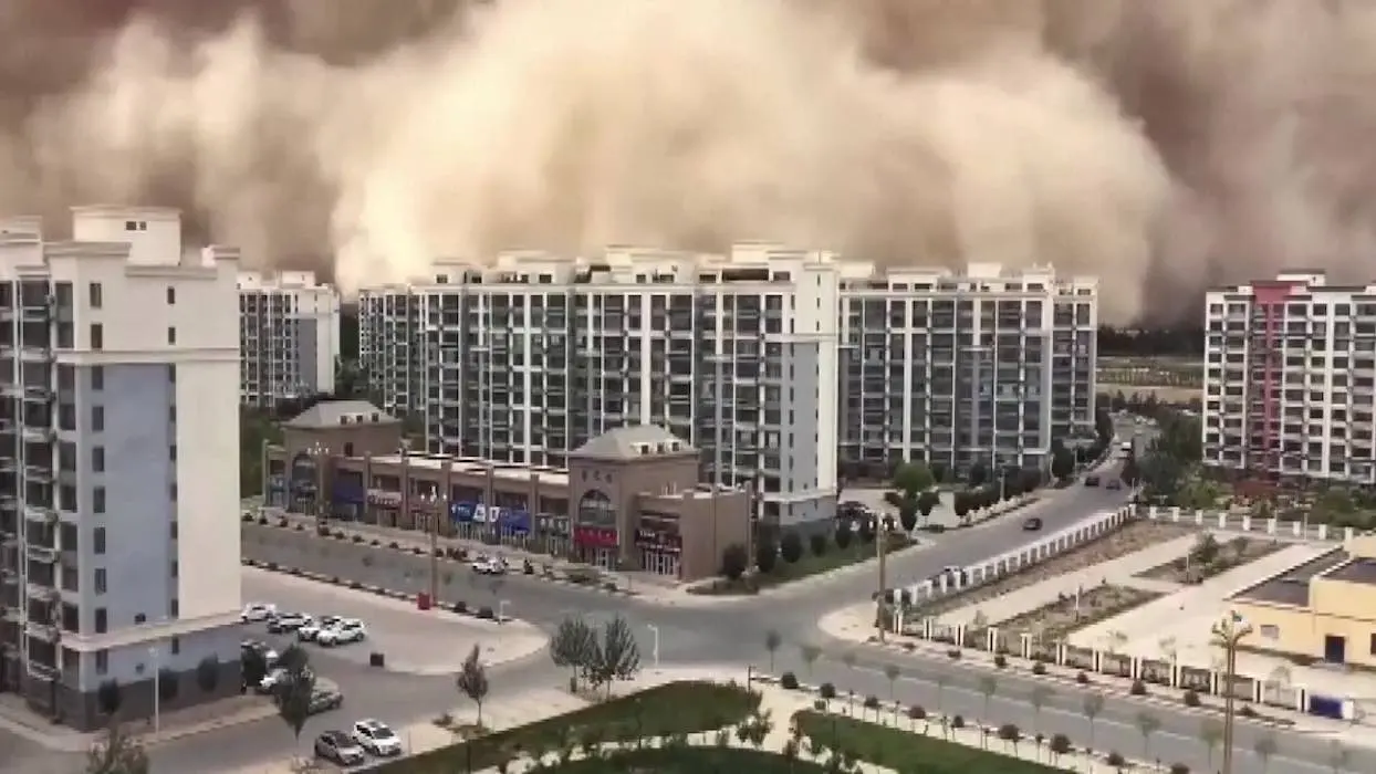 Vidéo : une impressionnante tempête de sable “avale” une ville en Chine