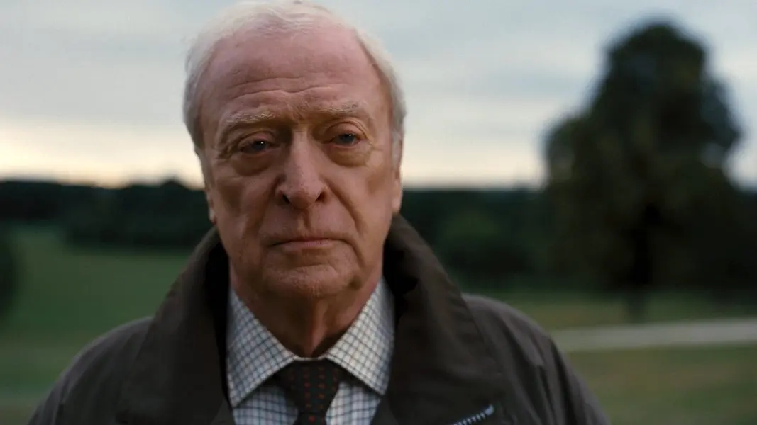 Michael Caine affirme qu’il a passé 8 ans à essayer de ne pas cligner des yeux